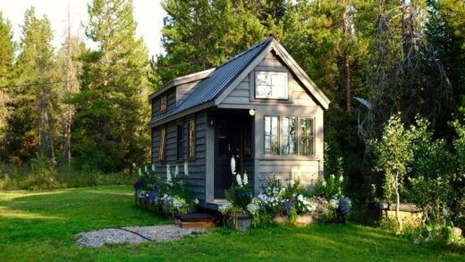 Presenting a small garden house
